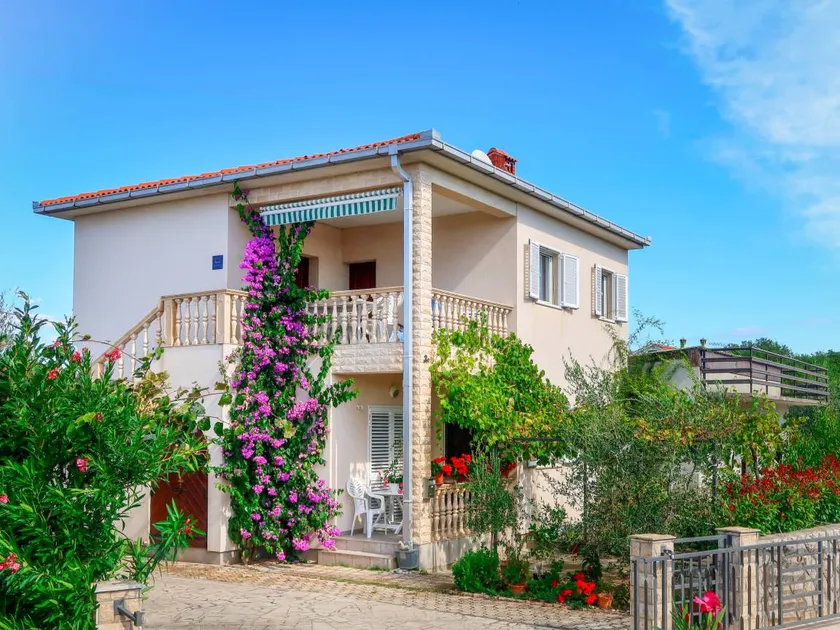 Apartment with terrace, barbeque & garden - Image 1