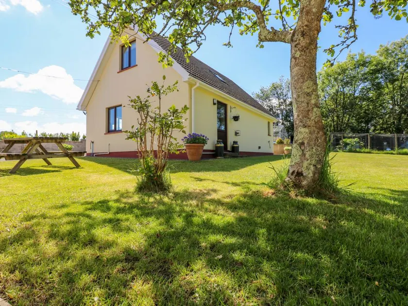 Cottage with garden - Image 1