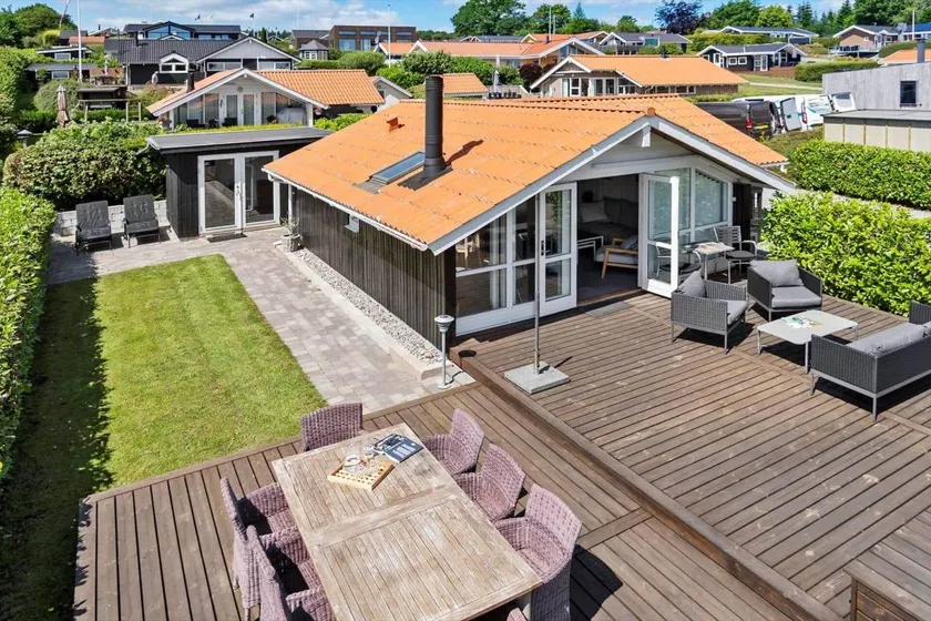 House with terrace & barbecue | Sea view | Next to the beach - Image 1
