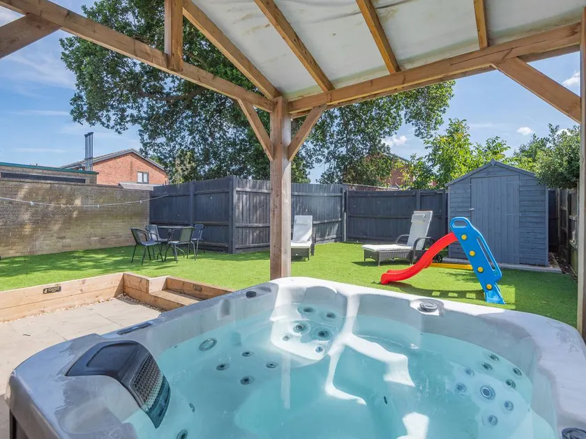 Children-friendly lovely cottage with barbecue, garden & hot tub | River view | Pet-friendly - Image 1