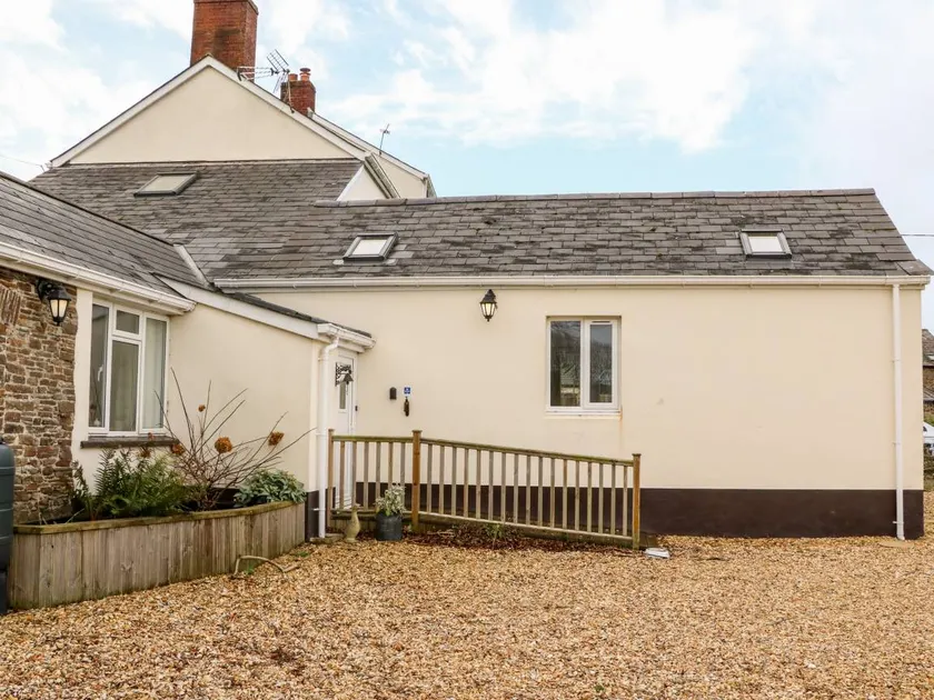 Cottage with hot tub, garden & barbeque - Image 1