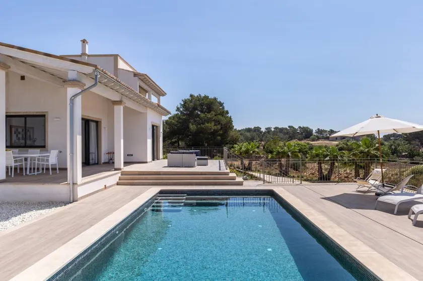 Holiday Home 'Colonies' with Sea Views, Wi-Fi, and Air Conditioning - Image 1