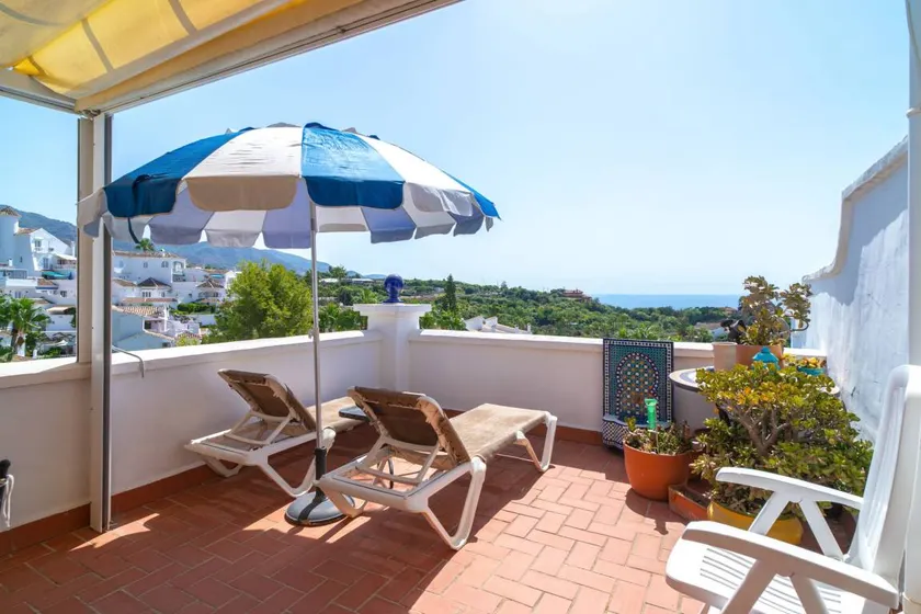 Apartment with terrace & pool - Image 1