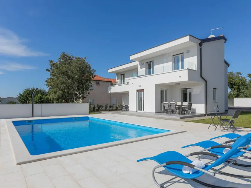 Familienorientiertes weiträumiges Ferienhaus mit Terrasse, Grill und privatem Pool | Naturblick - Image 1