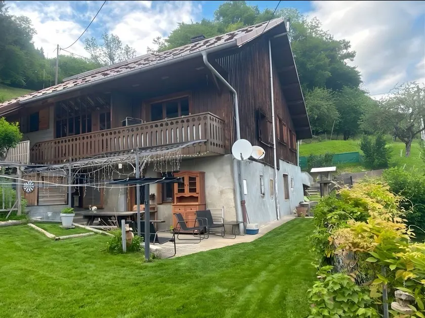 Apartment 'Appartement Dans Maison' with Mountain View, Private Terrace and Wi-Fi - Image 1