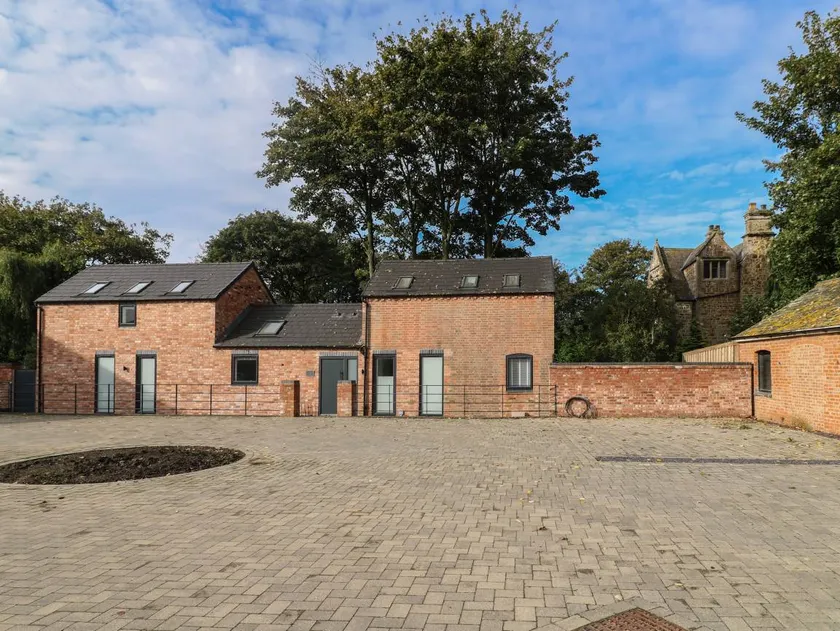 Cottage with garden, hot tub & BBQ - Image 1