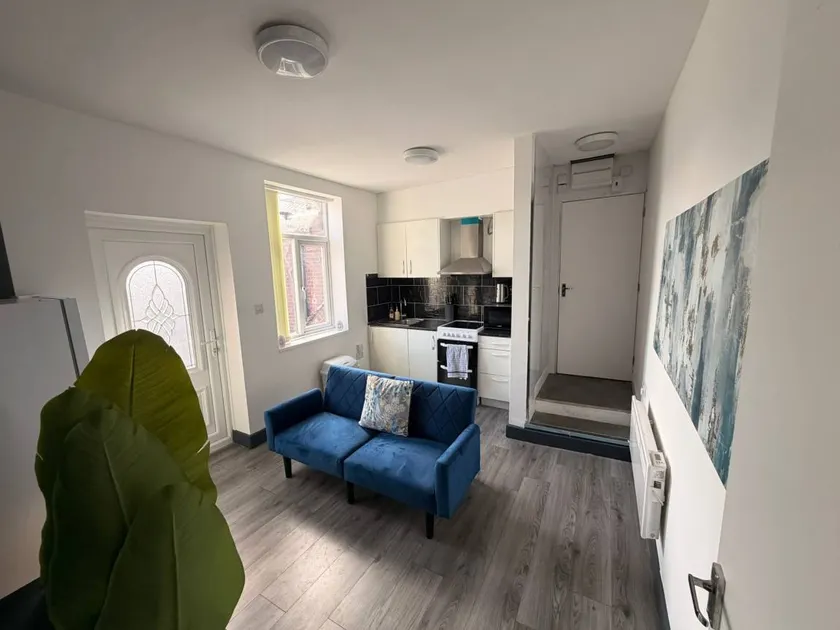 Apartment Sleeps 3 - Free Parking & Balcony - Image 1