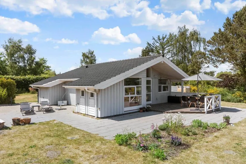Maison avec barbecue, terrasse et jardin - Image 1