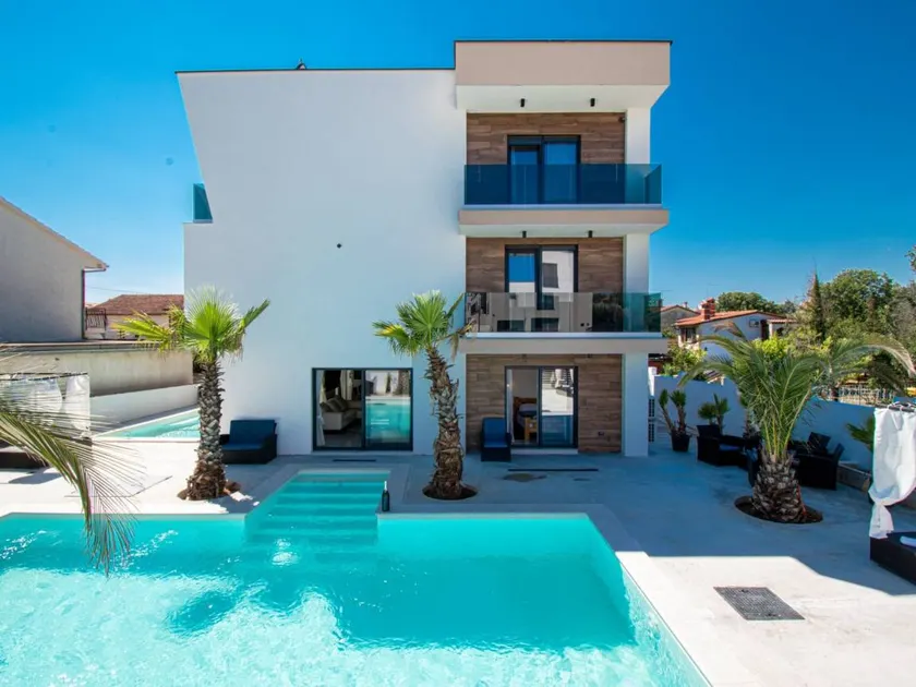 Holiday home with terrace & private pool - Image 1