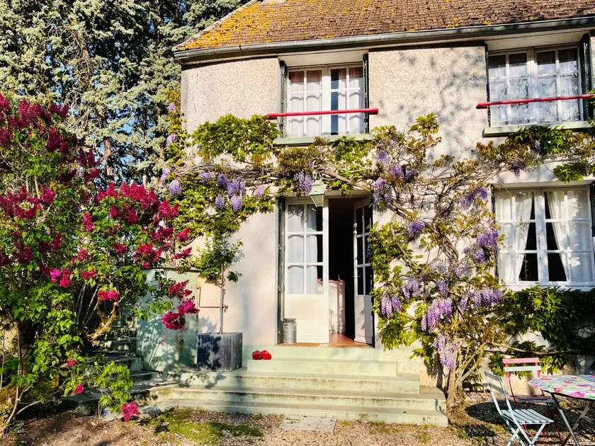 Charming house in La Croix-sur-Ourcq with fenced garden - Image 1