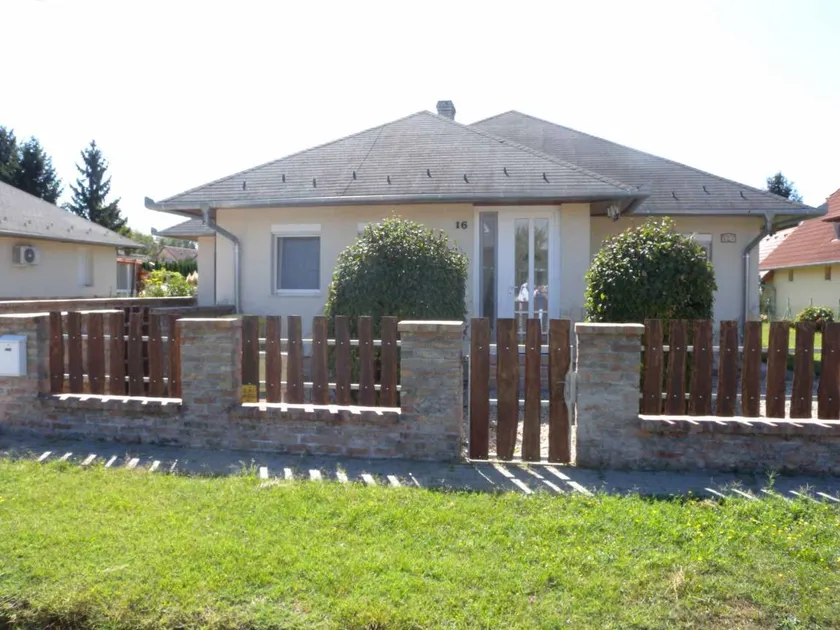 House with barbecue, terrace & garden - Image 1