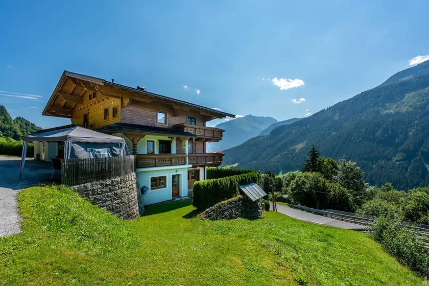 Cozy Apartment With Mountain Views - Image 1