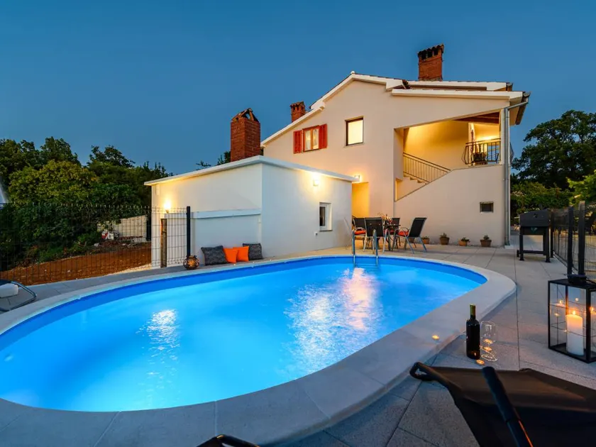 Casa con terraza, jardín y piscina privada - Image 1