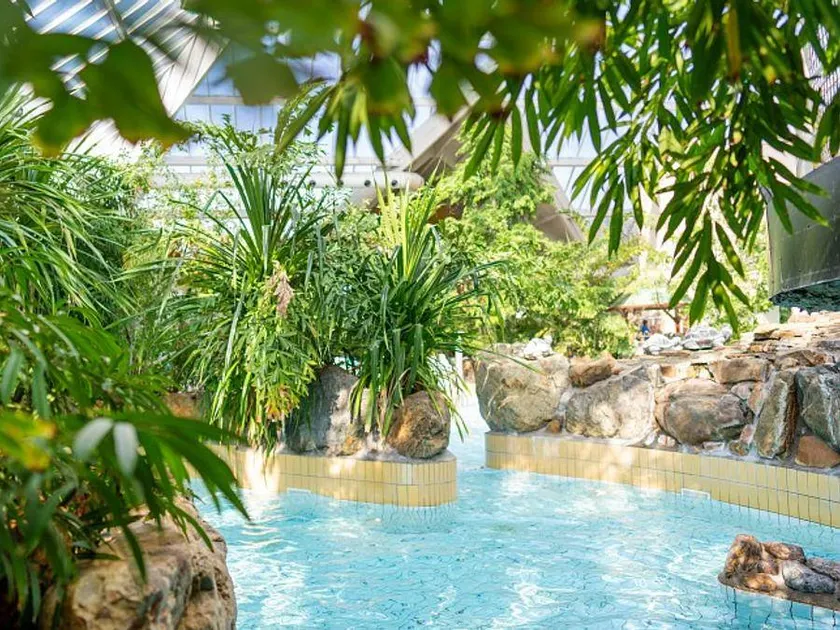 Bungalow with terrace & heated pool - Image 1
