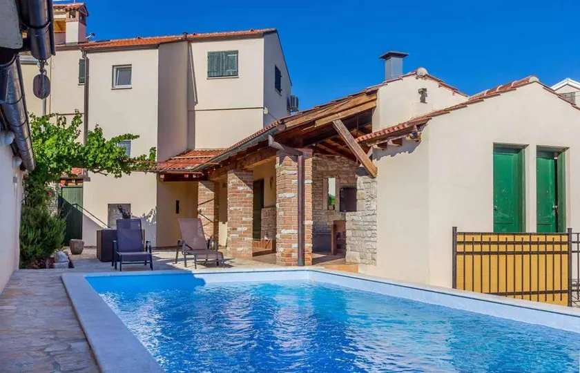 Villa with barbecue, pool & terrace - Image 1