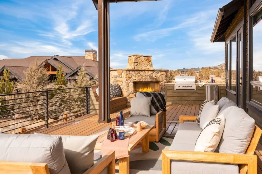 Heritage by Avantstay Luxe Oregon Retreat Deck - Image 1