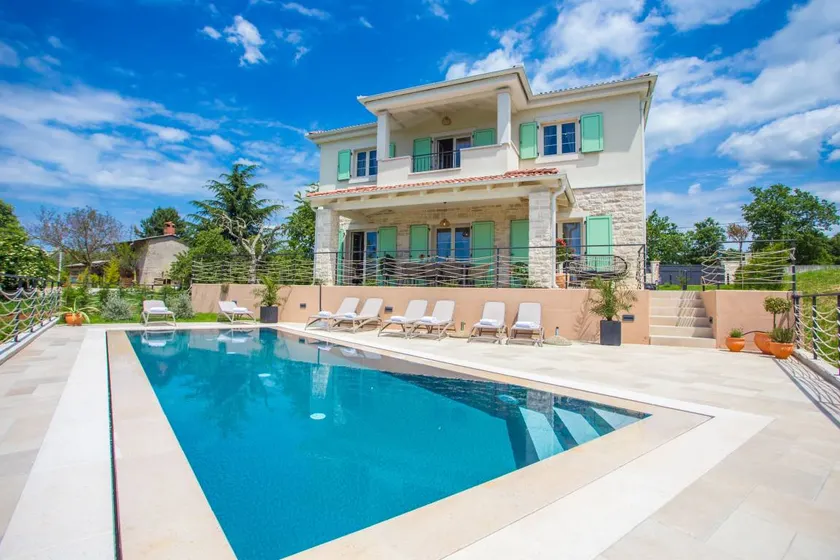 Family-oriented villa with terrace, garden & pool - Image 1
