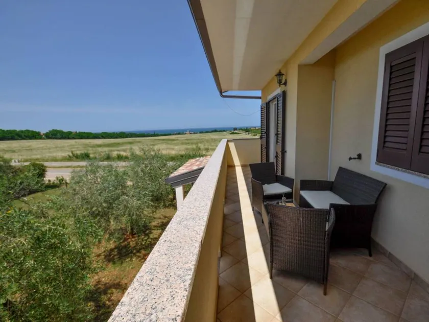 Holiday apartment with garden - Image 1