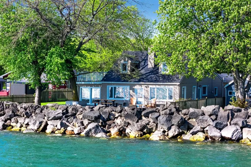 Serene Cottage with Private Deck by Lake Erie for a Peaceful Getaway in Kingsville, Ontario - Image 1