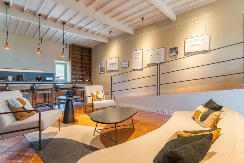 Spacious, modern loft in a château near Aix. - Image 1