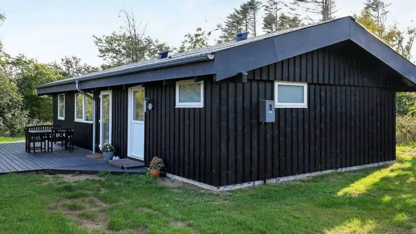 Holiday home with terrace & barbeque - Image 1