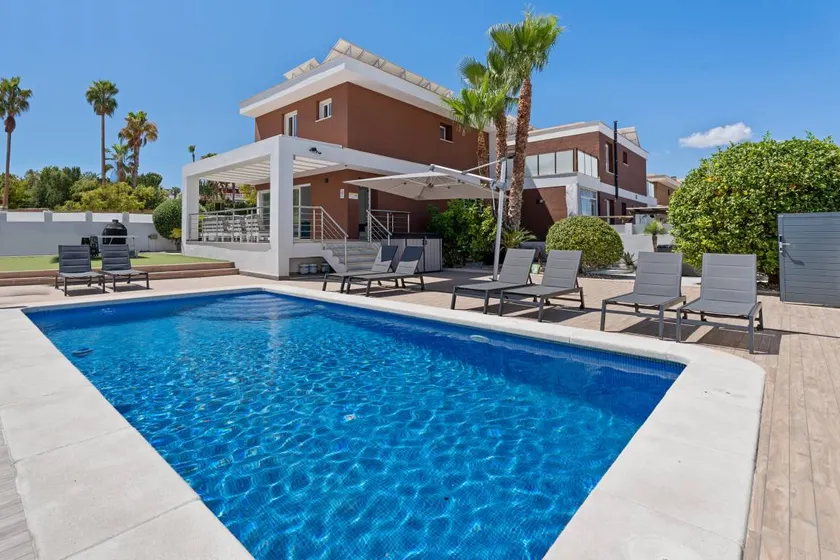Villa with pool, garden & terrace - Image 1