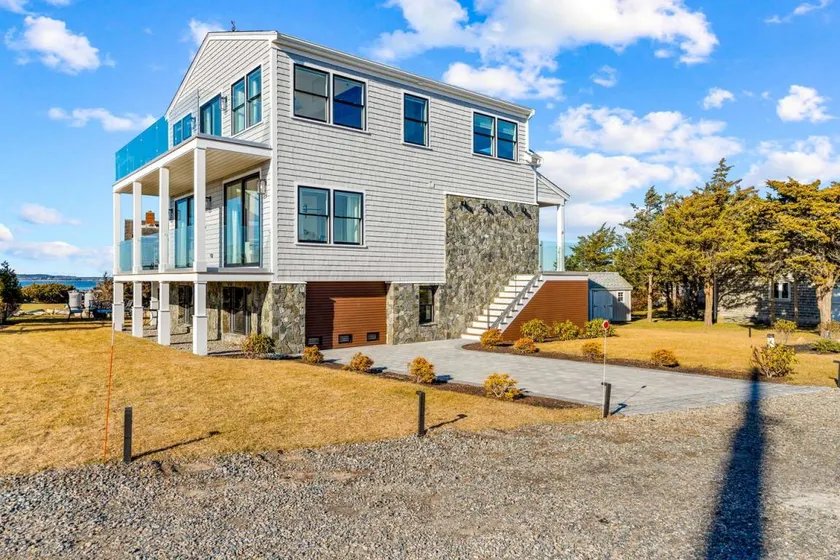 Peaceful Oceanfront Villa in Bourne, Massachusetts - Image 1