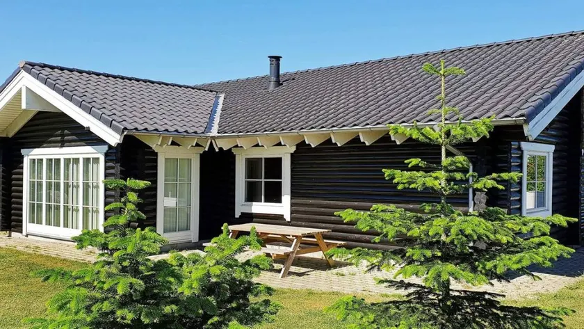 Holiday home with hot tub, garden & sauna - Image 1