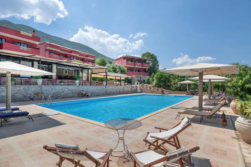 Chambre chez l'habitant adaptée aux familles avec terrasse, piscine et jardin | Vue montagne | Avec animaux bienvenus - Image 1
