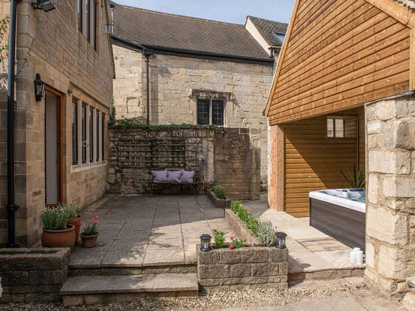 Holiday home with barbeque, jacuzzi & terrace - Image 1