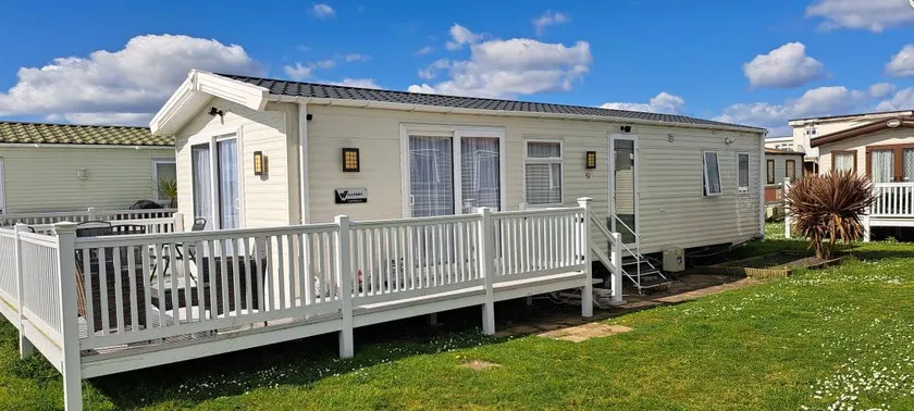 Lodge with pool | Lake view - Image 1