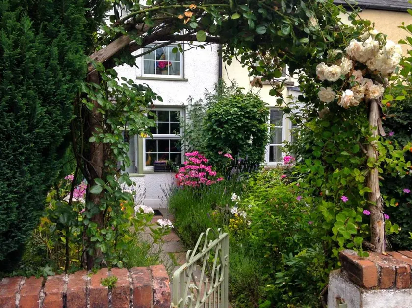 Charming cottage with garden | Water view | Dogs allowed - Image 1