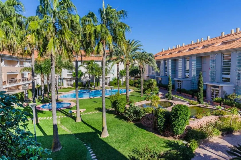 Charmant appartement de vacances adapté aux familles avec terrasse, jardin et piscine | Vue montagne | Parfait pour le travail à distance | Avec animaux bienvenus - Image 1