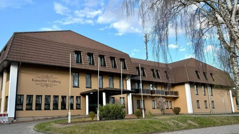 Apartment with terrace & garden - Image 1