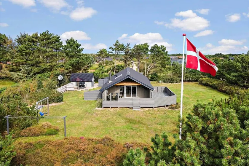 Holiday home with BBQ & terrace - Image 1