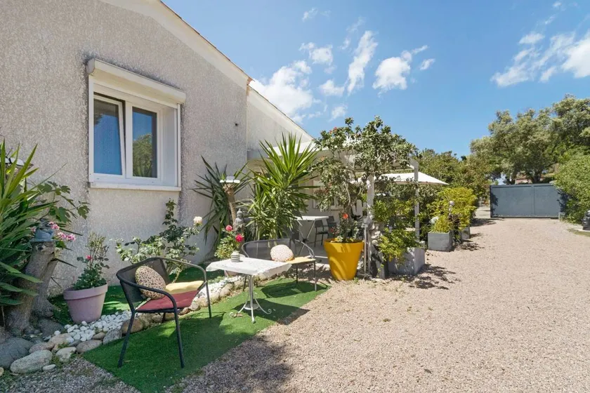 Le Pape – Guest Room with Sea View, Wi-Fi, and Air Conditioning - Image 1