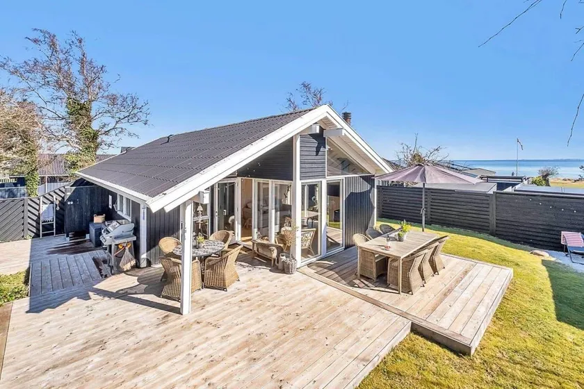 Fully equipped holiday home with terrace & BBQ | Sea view - Image 1