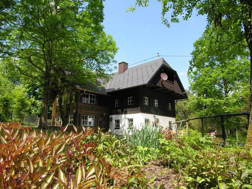 Holiday home with barbeque, terrace & garden - Image 1