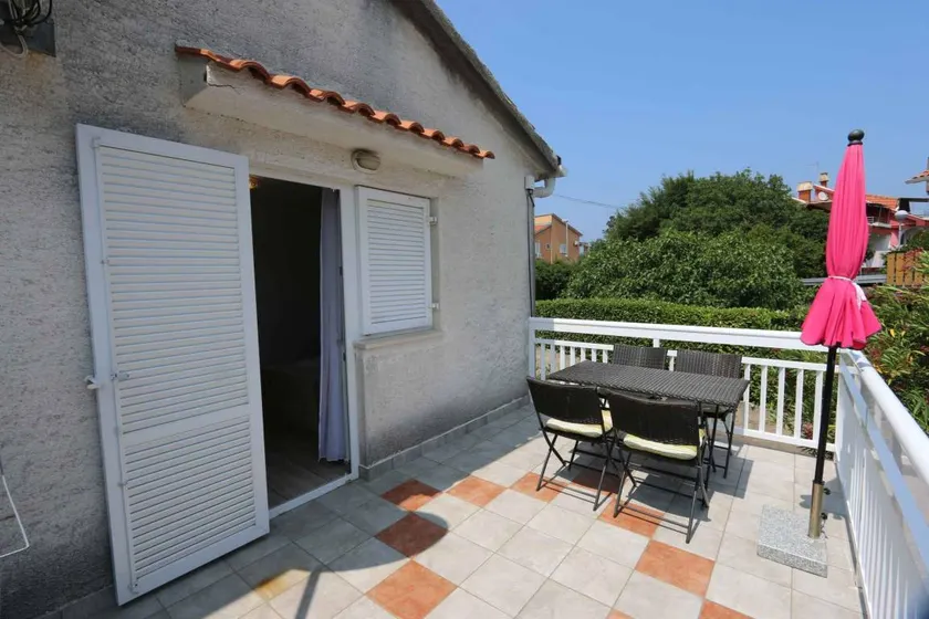 Apartment with barbecue & garden - Image 1