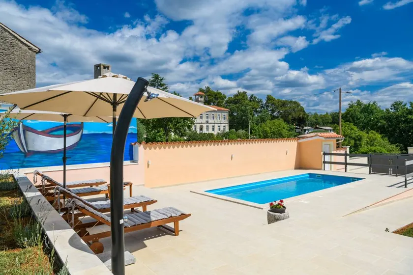 Villa with BBQ, terrace & pool - Image 1
