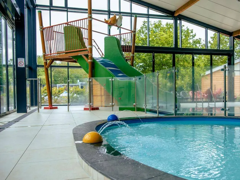 Chalet mit beheiztem Pool, Whirlpool und Terrasse - Image 1