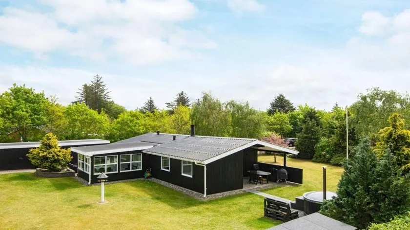 Nice holiday home with terrace, barbeque & hot tub - Image 1