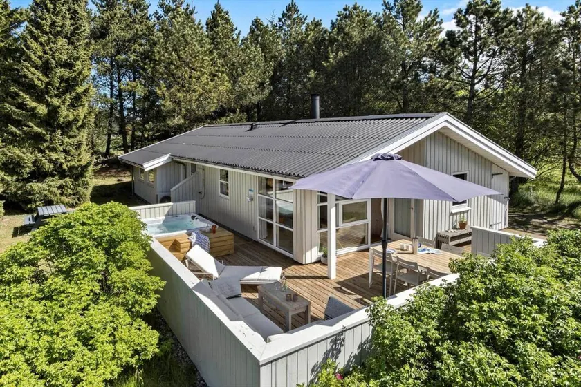 Holiday home with sauna, barbeque & jacuzzi - Image 1