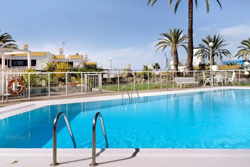 Appartement avec terrasse et piscine | Vue ville | Adapté au travail à distance - Image 1