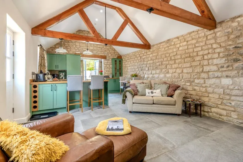 Cottage with garden & hot tub - Image 1