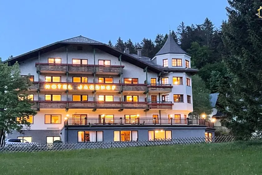 Holiday home with 11 rooms for 10 persons - Image 1