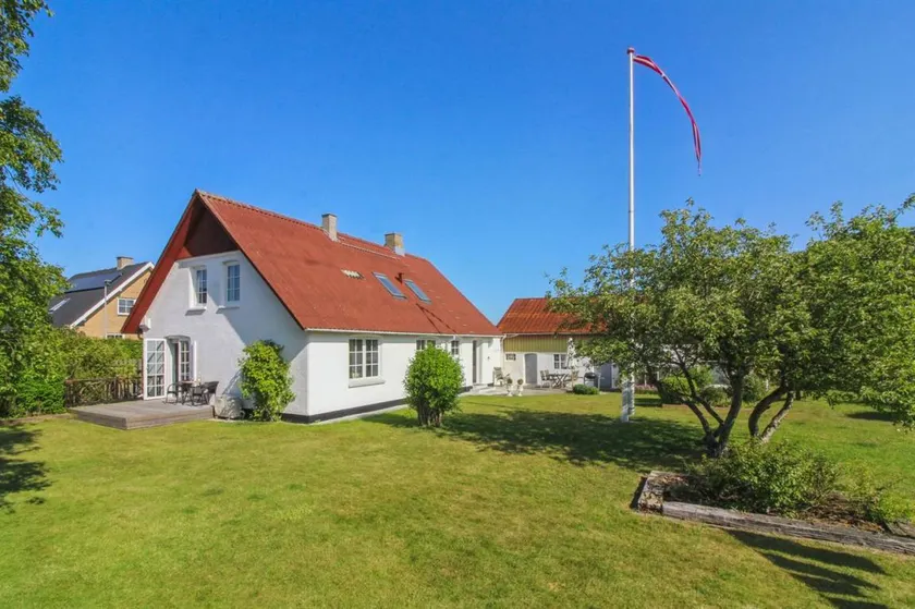 Holiday home with terrace & garden - Image 1