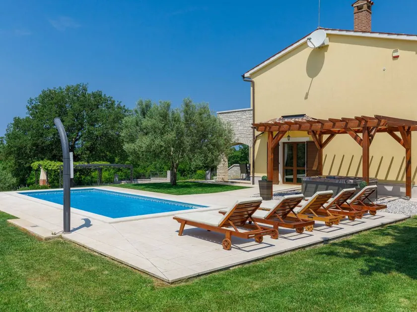 Child-friendly house with terrace, barbeque & jacuzzi - Image 1