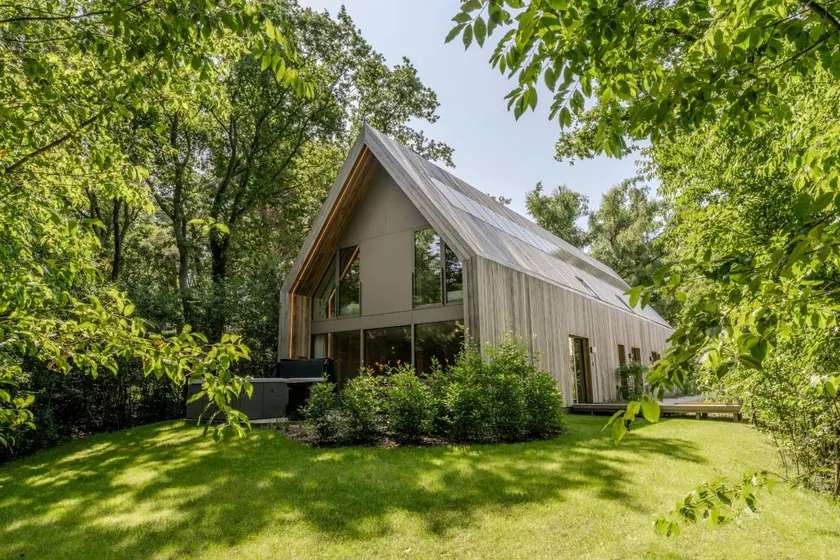 Enjoy a luxury vacation in the Lodge with Jacuzzi, accommodating 8 guests, set in a serene forest edge location. - Image 1