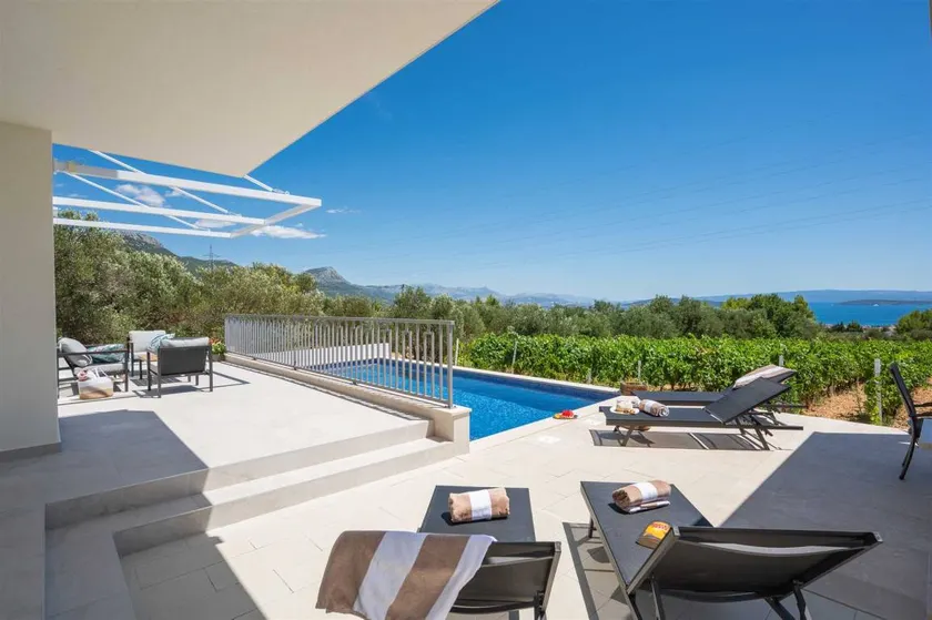 Espaciosa villa apta para familias con terraza, piscina y barbacoa | Vistas a la ciudad - Image 1